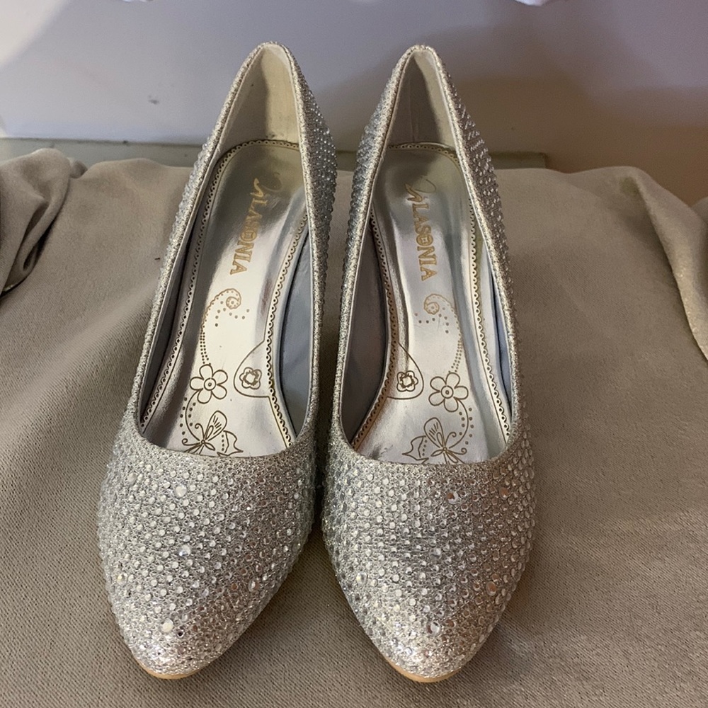 NWOT Silver pump size 6.5